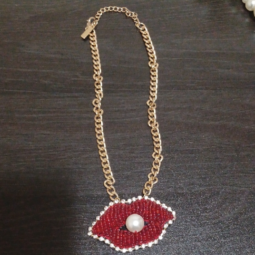 Elegant Gold and Red Lip Necklace